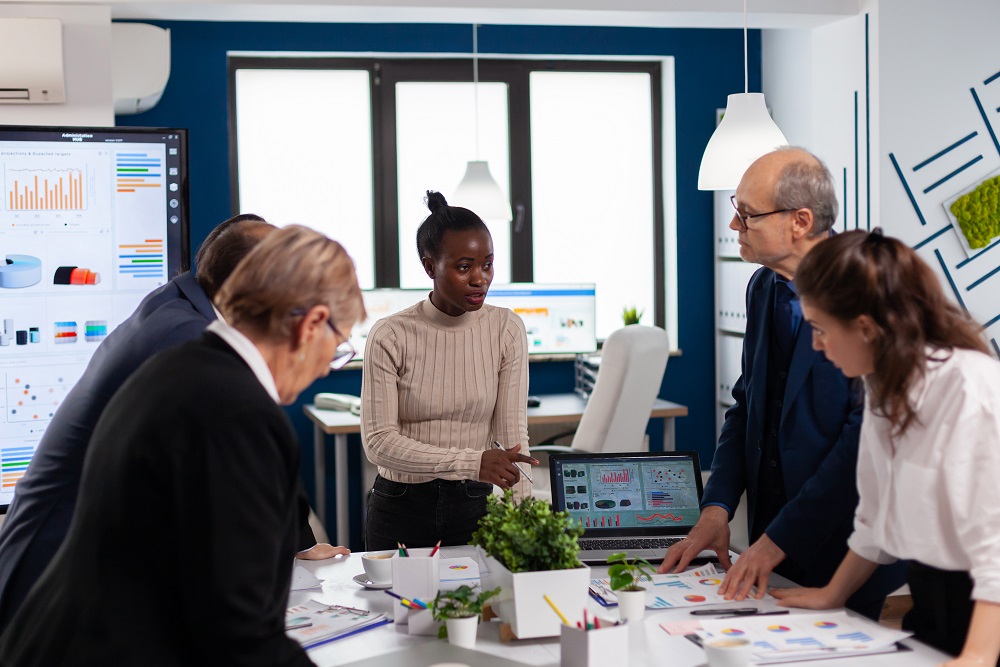 Diverse colleagues businesspeople discussing company issue Verschiedene Kollegen diskutieren über die Implementierung von Automatisierungstools