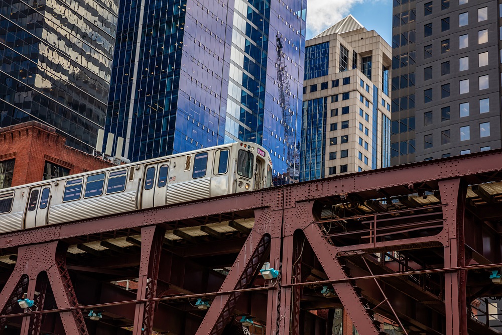 Chicago train on a bridge, skyscrapers background, low angle view Chicago Hochbahn zwischen Wolkenkratzern