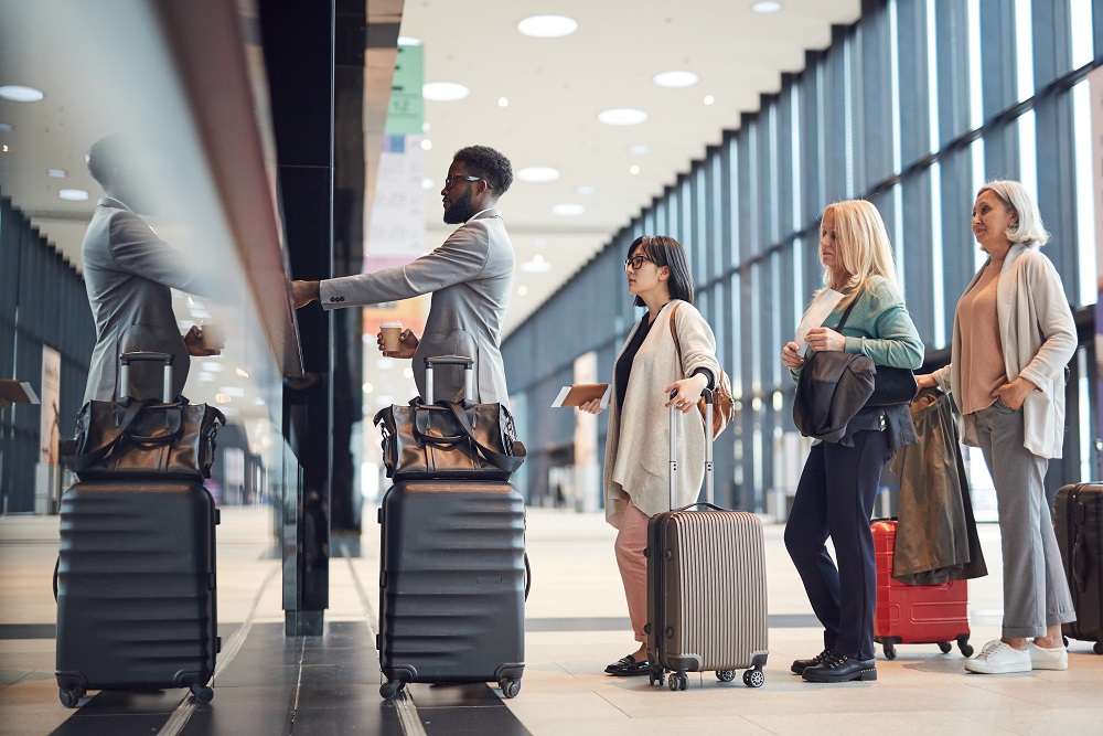 Queue At Airport Check-In Counter Passagiere warten in der Schlange am Flughafen Chicago O'Hare