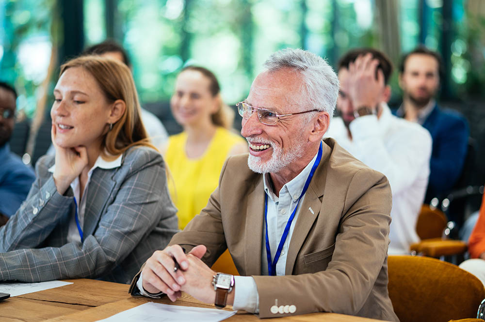 conference meeting Mann und Frau mittleren Alters bei einer Geschäftskonferenz