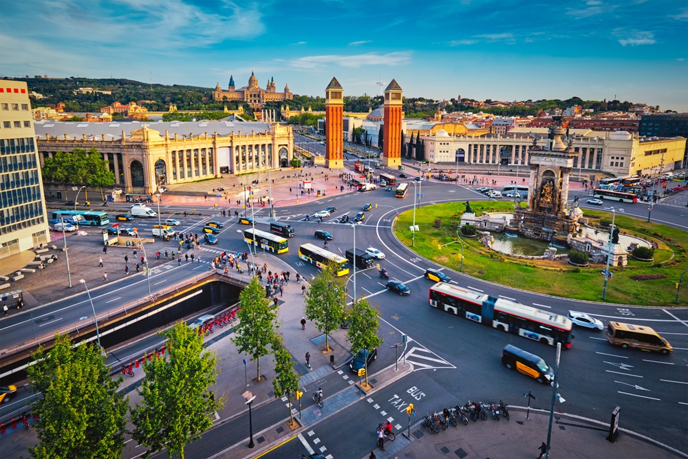 Placa d'Espanya, Barcelona, Spain with city traffic on sunset Kongresssaal auf der Plaça Espanya in Barcelona