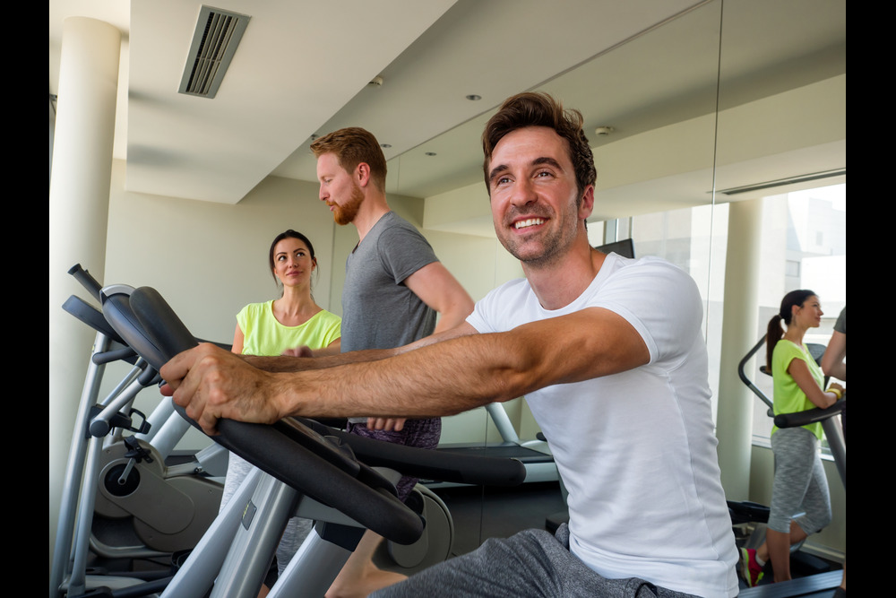 Fitnessraum im Hotel Geschäftsmann trainiert im Fitnessstudio des Hotels