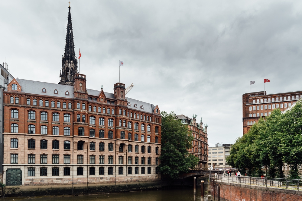 Cityscape of Hamburg with canal and St. Nicholas Memorial tower Stadtbild von Hamburg mit Kanal und Nikolaus