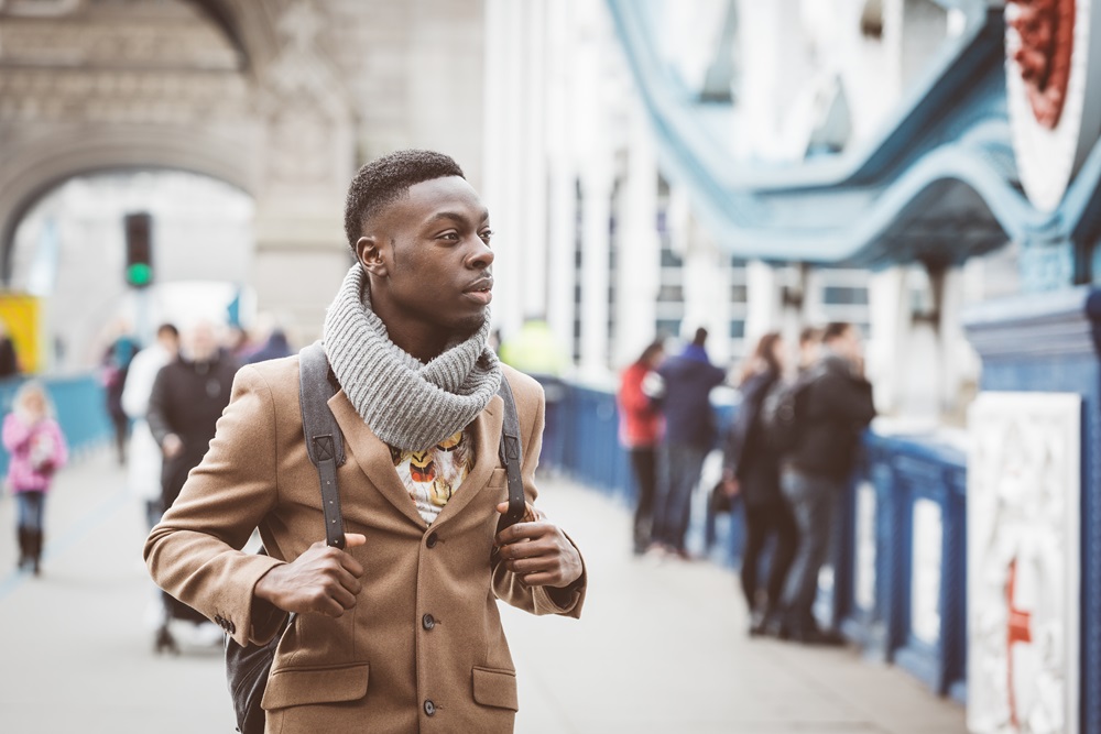 Young black man in London walking on Tower Bridge Geschäftsreisender zu Fuß auf der Tower Bridge in London