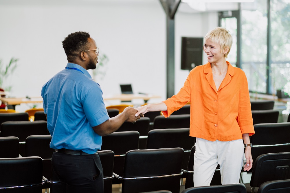 Cinematic image of a conference meeting. Treffen und Begrüßen bei Firmenveranstaltungen