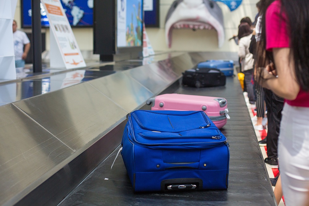 Warten auf Gepäck an der Gepäckausgabe Gepäckausgabe