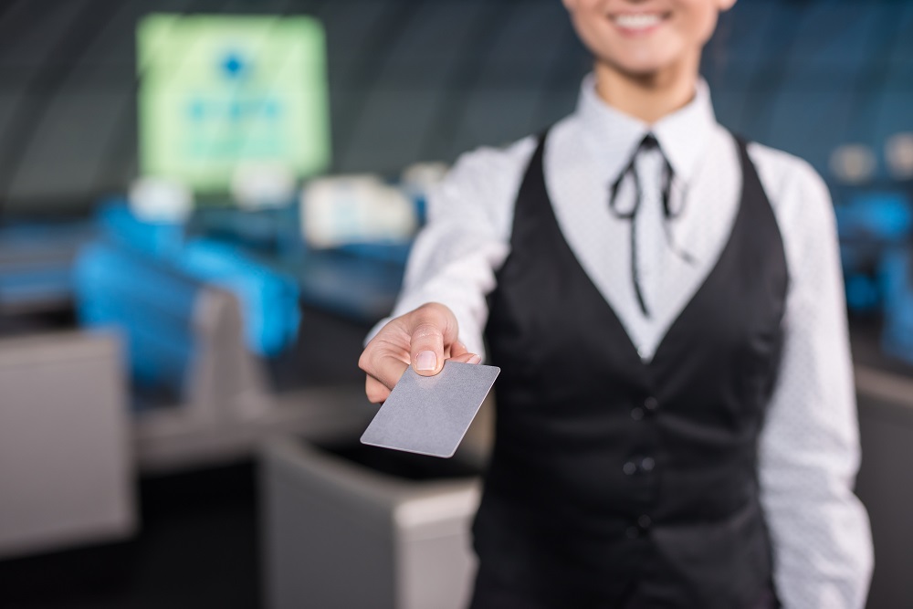 Presentation Hotelrezeptionistin mit Hoteltreuekarte in der Hand